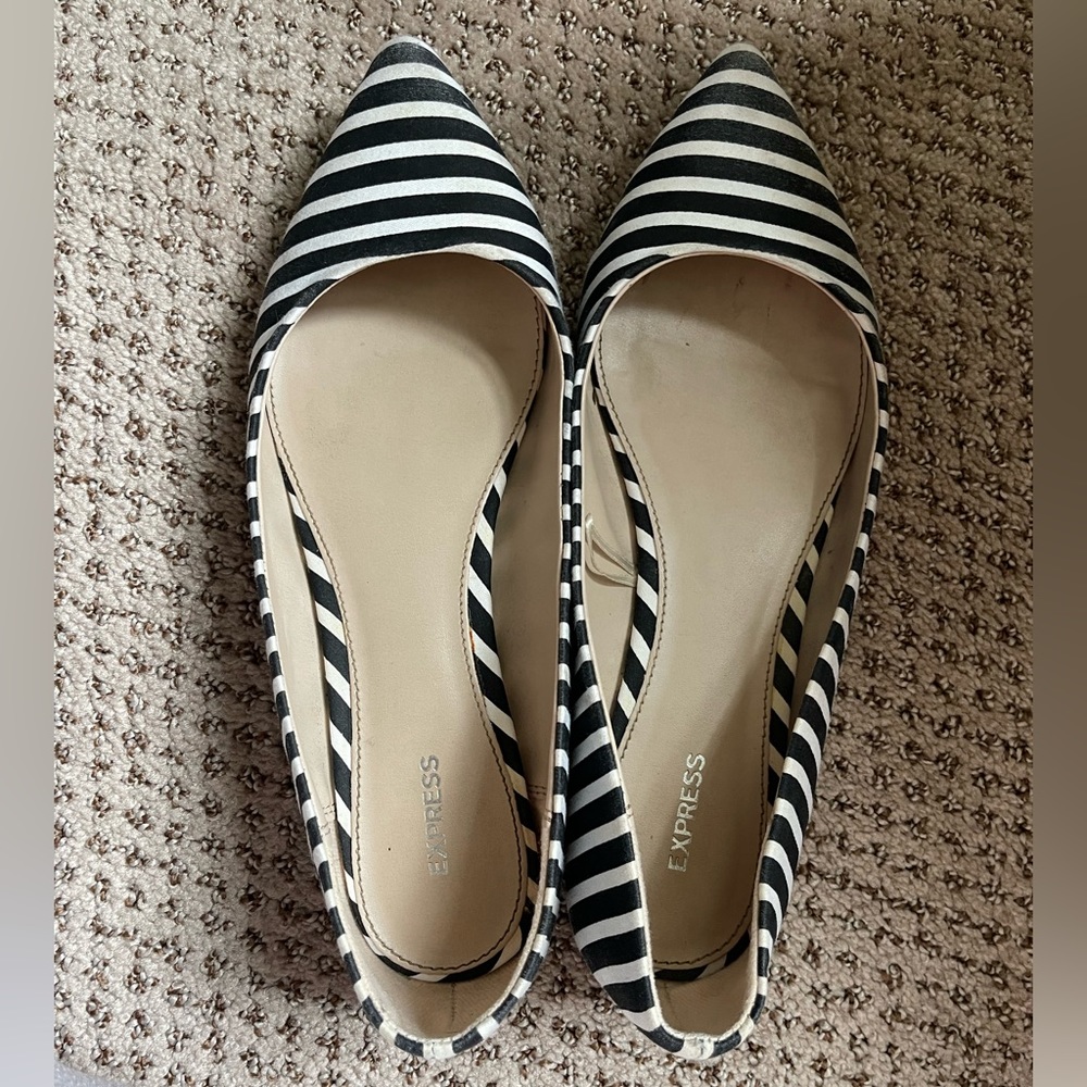 Express black and white stripped slides